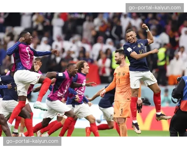 特写：比赛结束铃声响起，老将“牛仔”塞罗尼在观众的欢呼声中向八角笼鞠躬