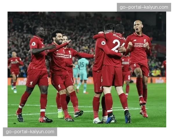 赛前氛围：数千名利物浦球迷聚集在安菲尔德外，用歌声迎接欧冠之夜